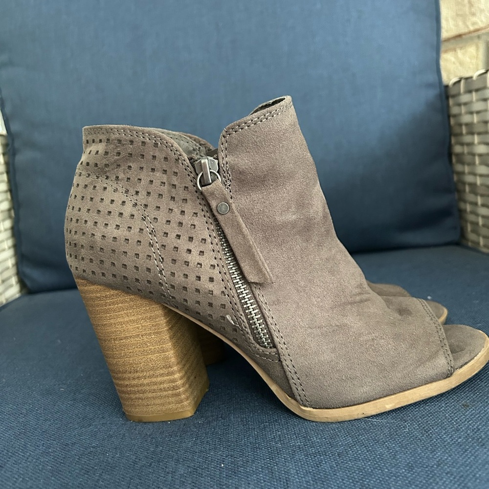 Universal Thread Taupe Ankle Booties